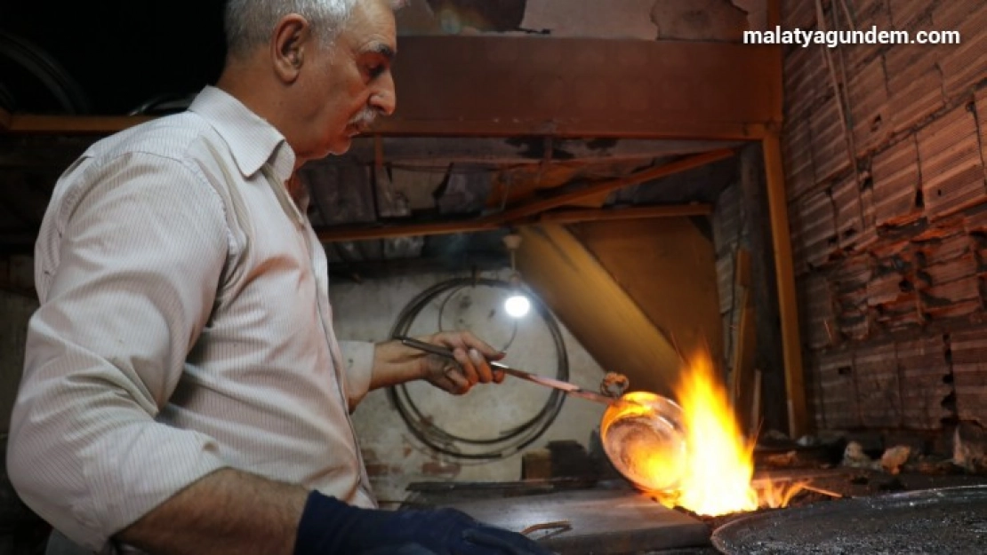 Ustasından öğrendiği mesleği 54 yıldır sürdürüyor