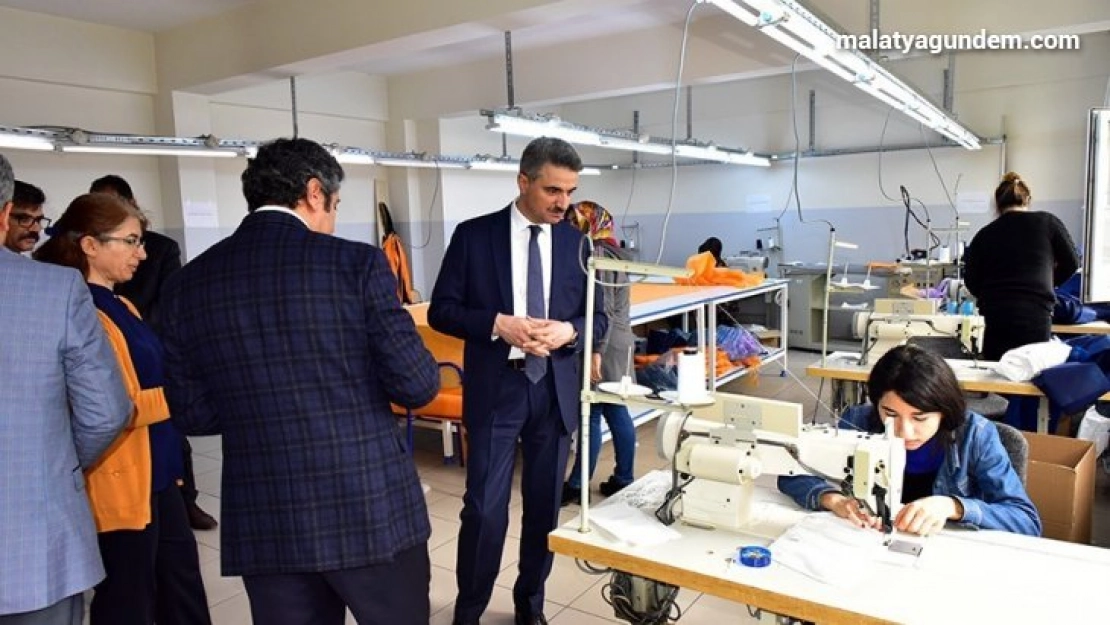 Vali Baruş, üretimi yapan liseleri ziyaret etti