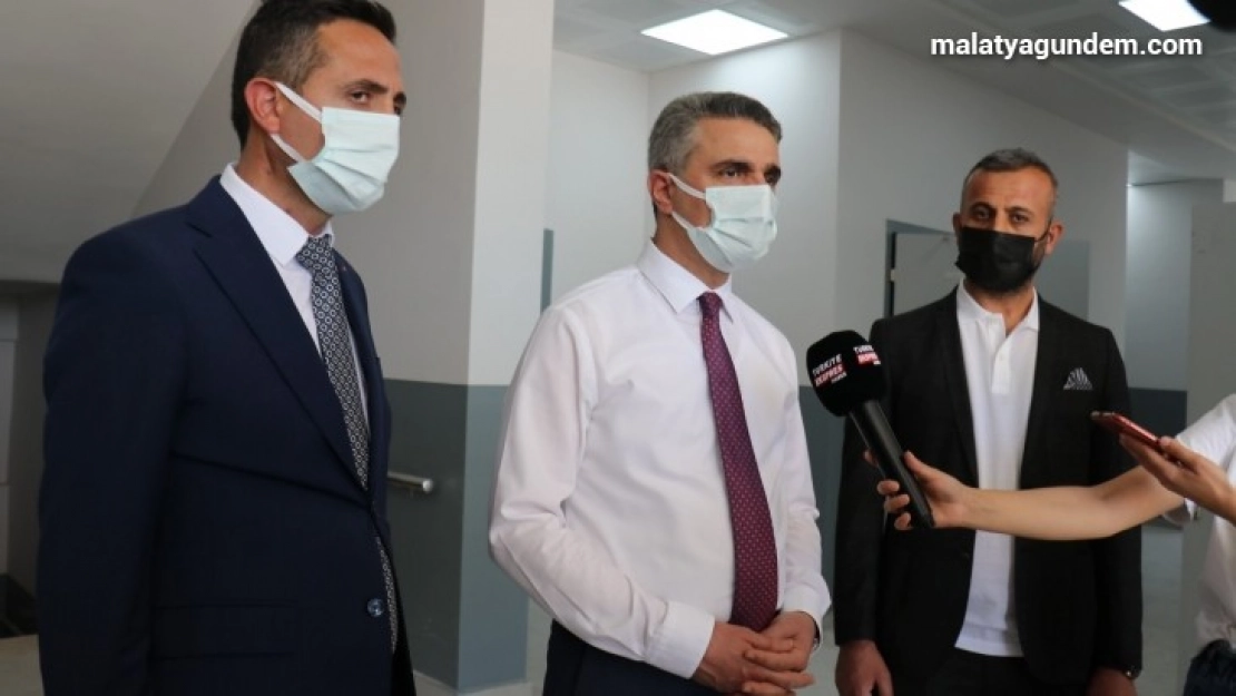 Vali Baruş, yapımı süren okul inşaatlarında incelemelerde bulundu