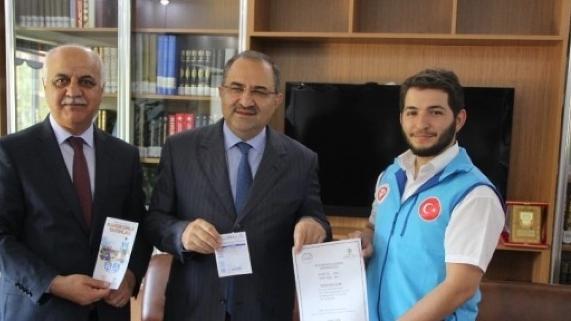 Vali Kaban, Kurbanını Diyanet Vakfı'na Bağışladı