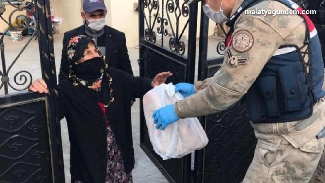 Yaşlıların ihtiyaçlarına koşuyorlar