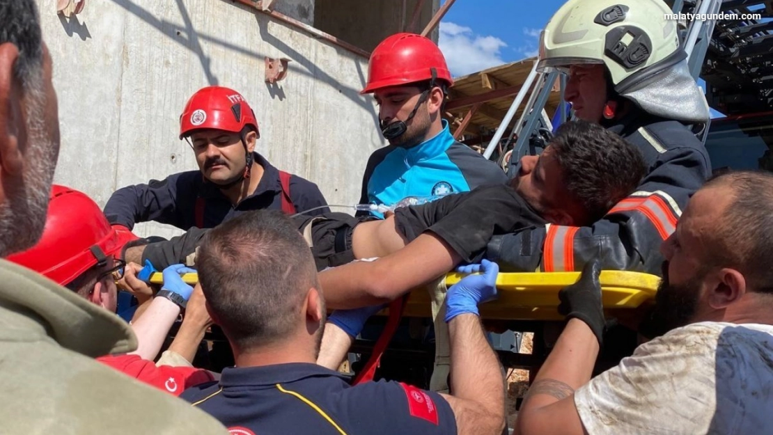 Vinçte fenalaşan operatör itfaiye erleri tarafından indirilerek hastaneye kaldırıldı