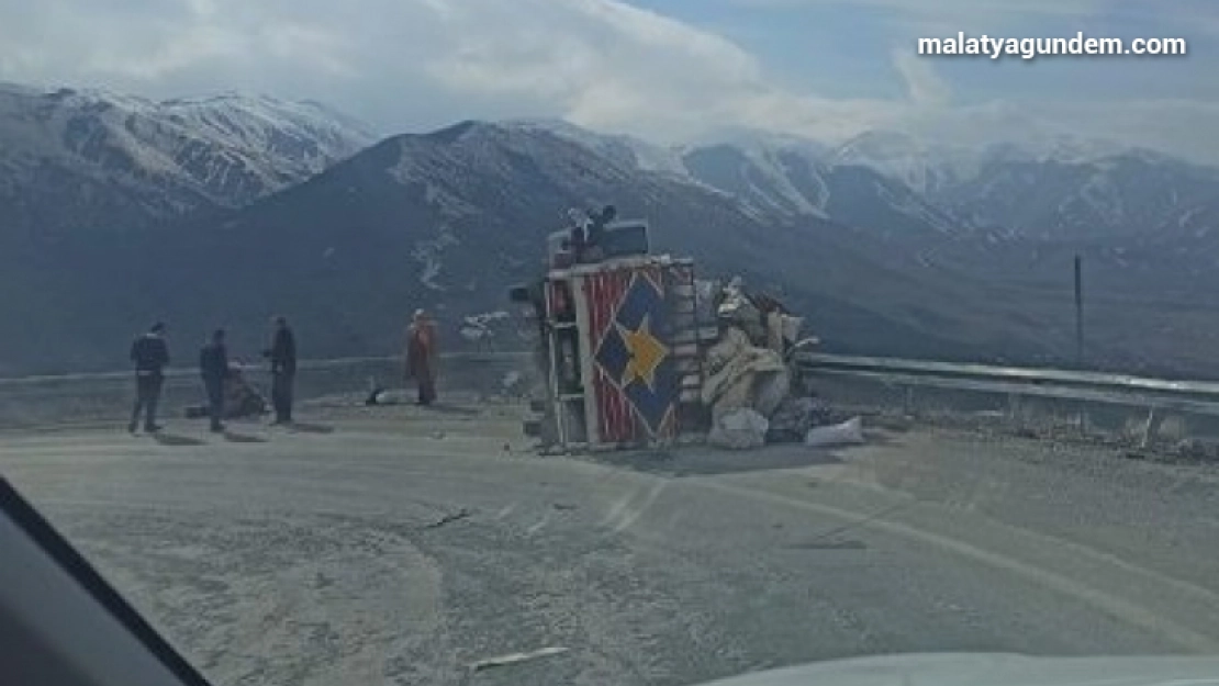 Virajı alamayan kamyon devrildi: 1 yaralı