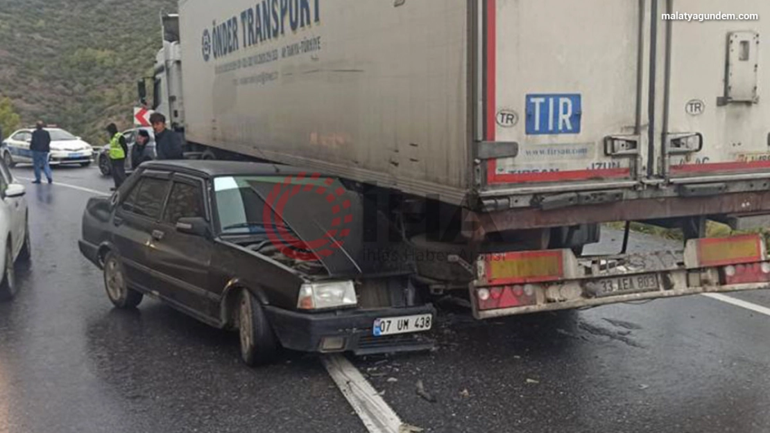 Virajı alamayan TOFAŞ, tırın altına girdi: 1'i çocuk 4 yaralı