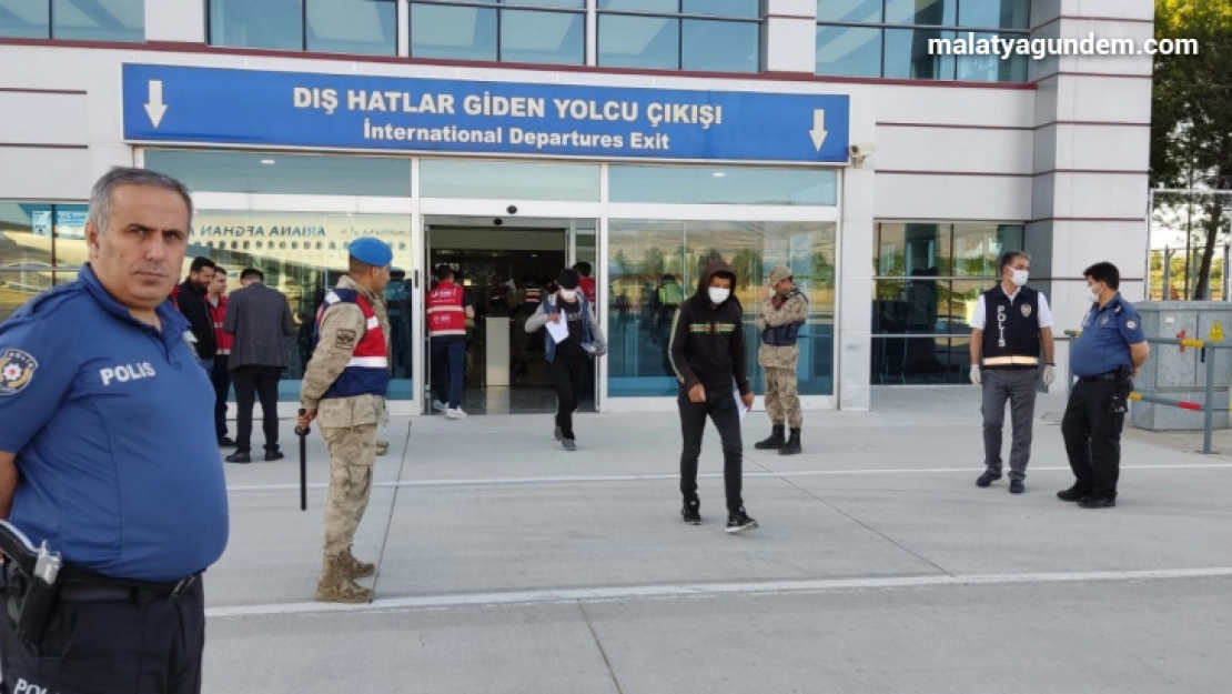 Yabancı uyruklu 107 göçmen, Malatya'dan sınır dışı edildi