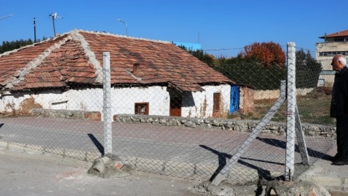 Yapılan Kaldırıma Tel Örgü