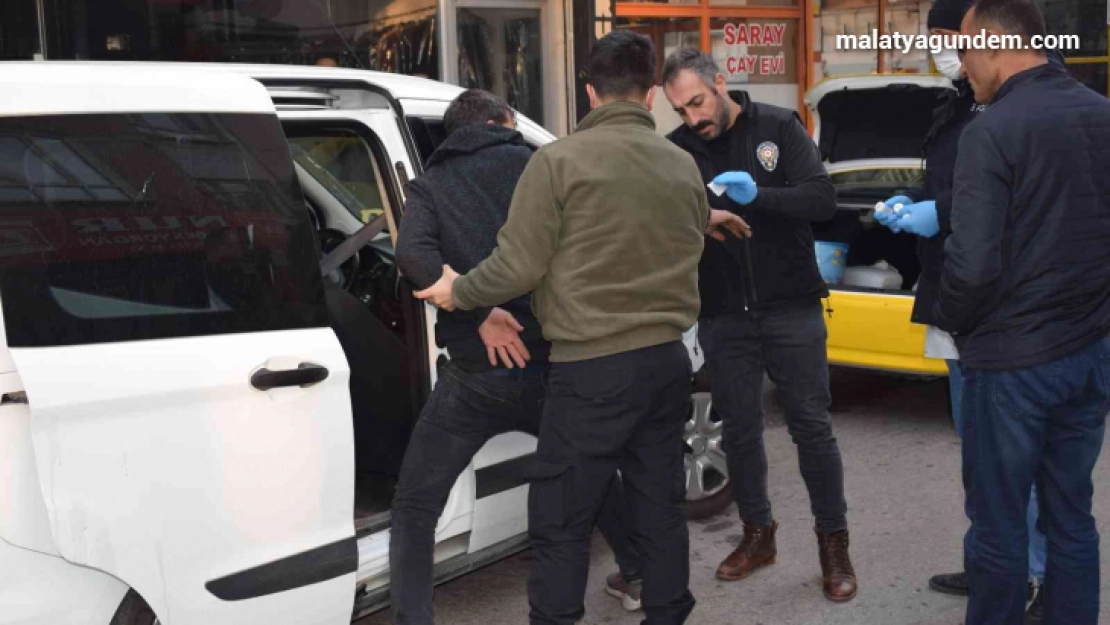 Yaraladığı kadını gasp ettiği araçla kaçırmaya çalıştı