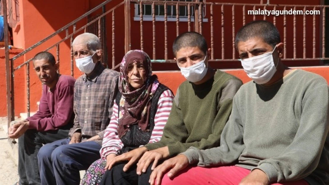 Yarım asırdır engelli kocası ve çocuklarına bakıyor