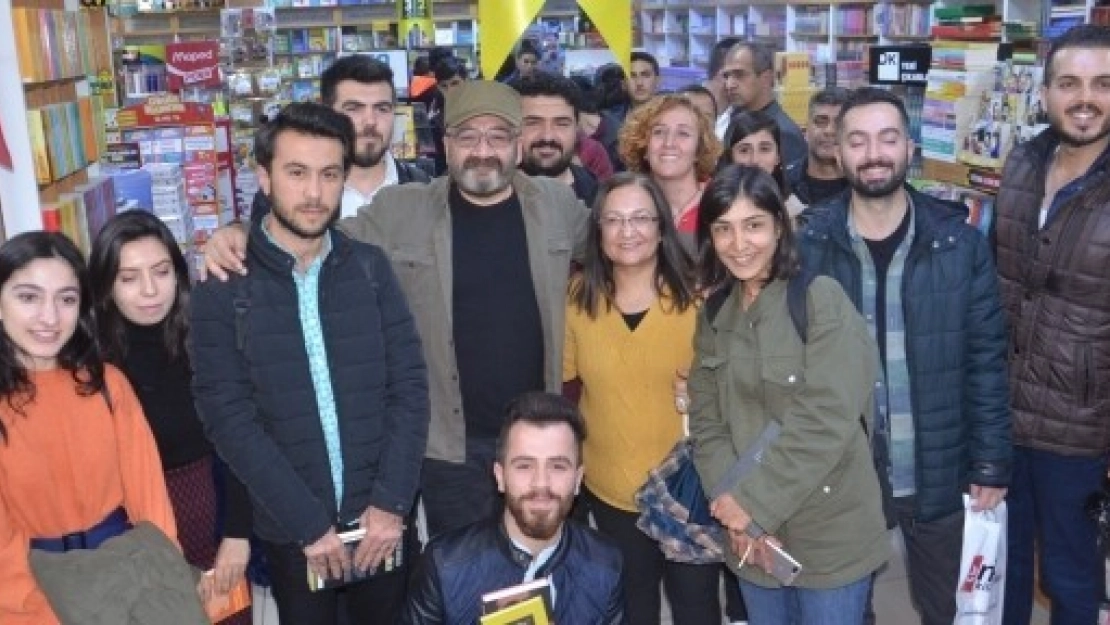 Yazar Yılmaz Odabaşı Kitaplarını İmzaladı