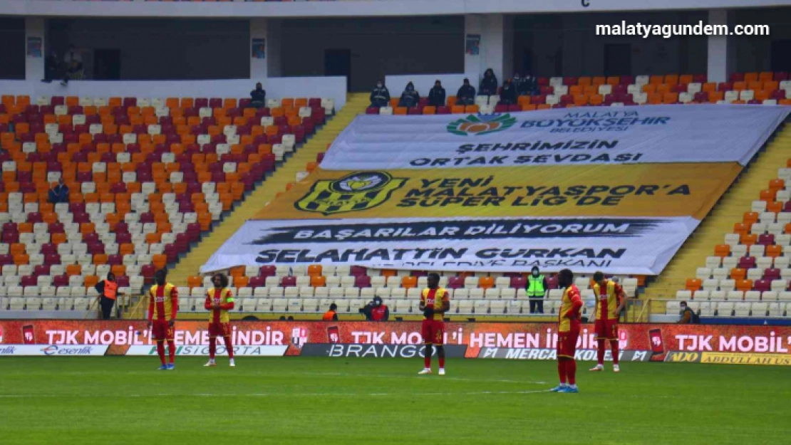 Yeni Malatyasporlu futbolcular maça protesto ile başladı