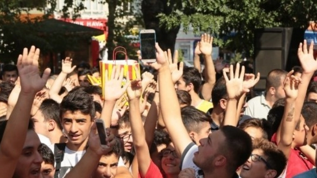 Futbolculara Büyük İlgi