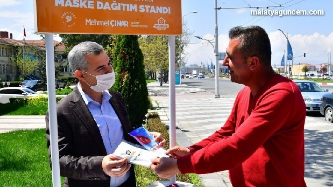 Yeşilyurt Belediyesi maske ve broşür dağıtıyor