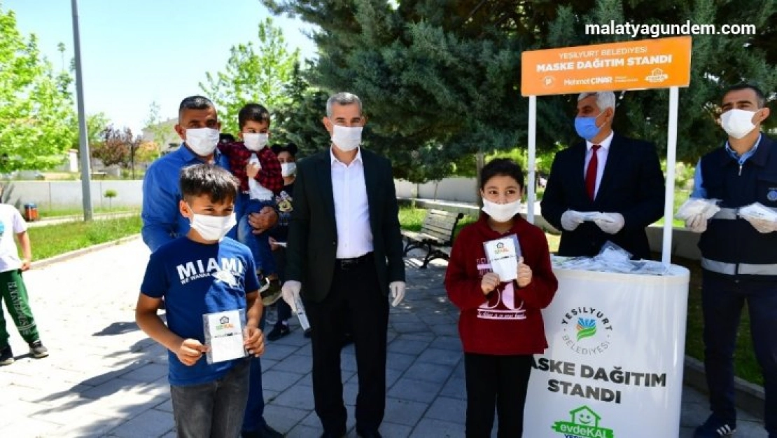 Yeşilyurt Belediyesi'nden çocuklara özel maske