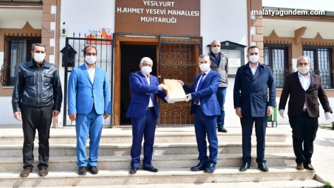 Yeşilyurt Belediyesi'nden muhtarlara temizlik malzemesi