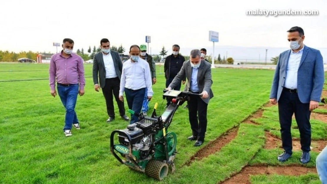 Yeşilyurt Belediyesi, rulo çimlerini kendi üretiyor