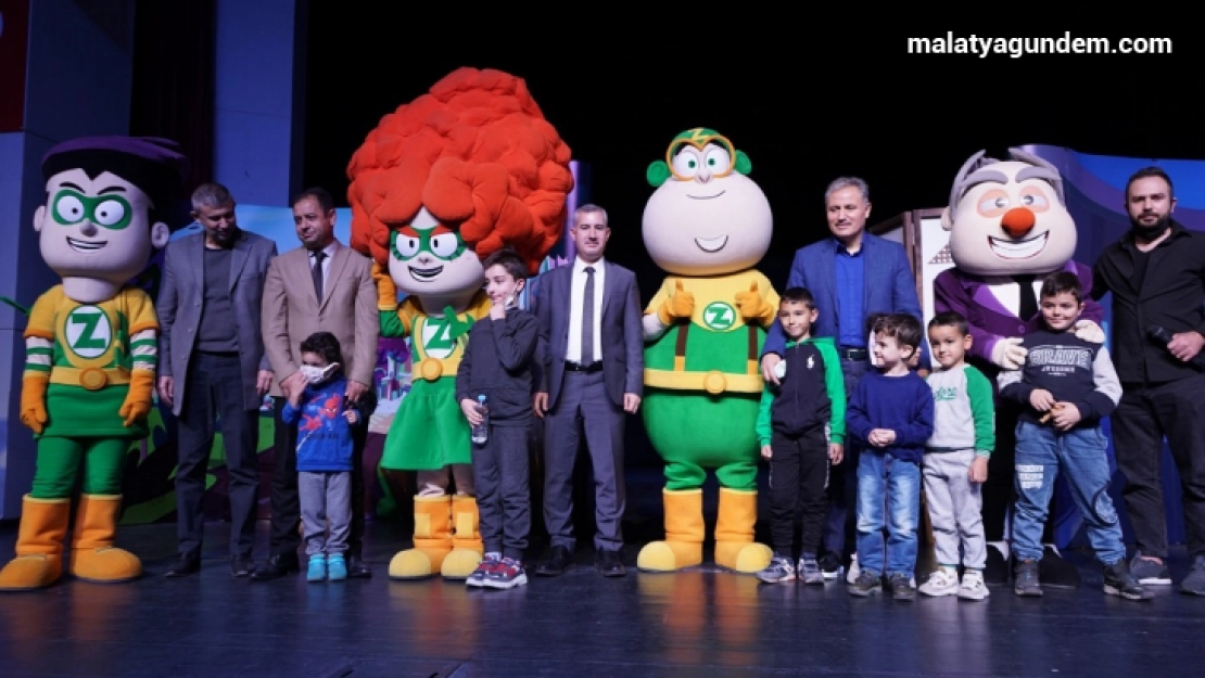 Yeşilyurt'ta 'Z takımı' müzikal tiyatro gösterisi yoğun ilgi gördü