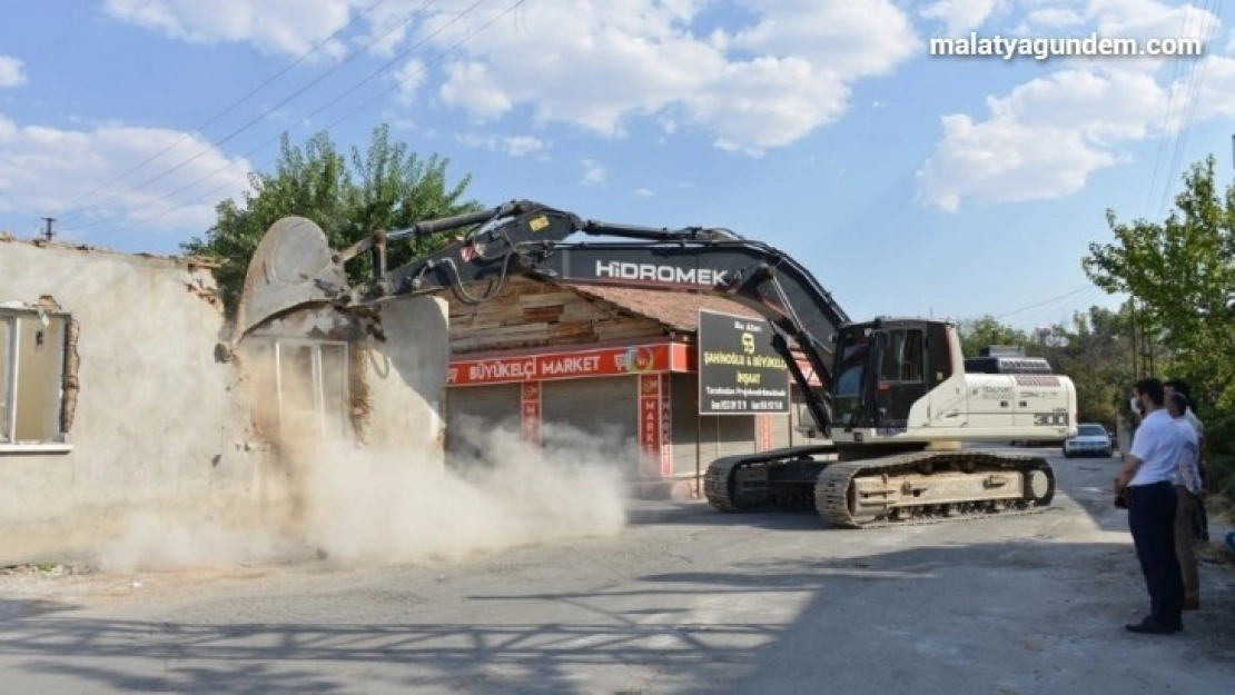 Yeşilyurt'ta 299 metruk ev yıkıldı
