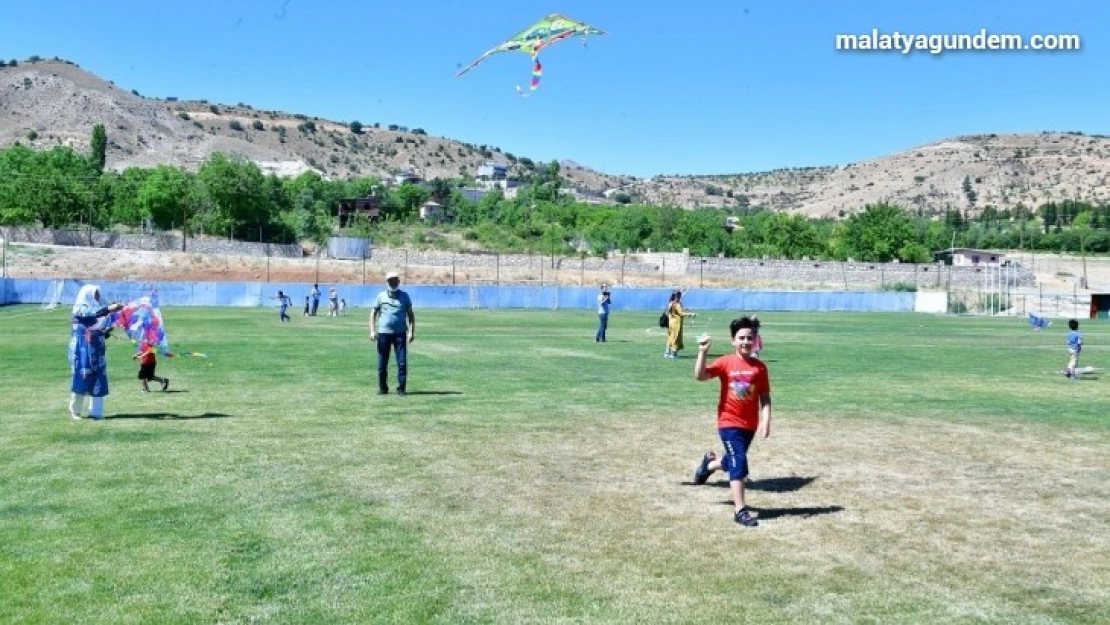 Yeşilyurt'ta babalar gününe özel uçurtma şenliği