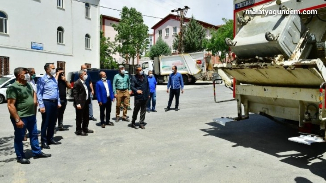 Yeşilyurt'ta galvanizli çöp konteynırları dezenfekte ediliyor
