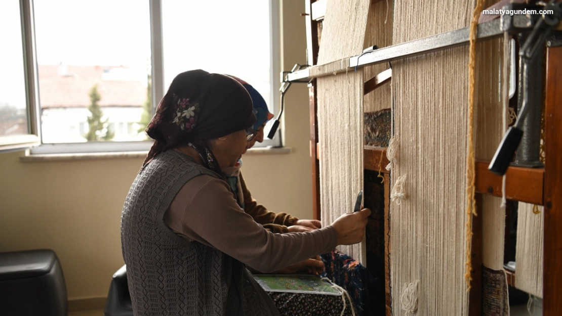 Yeşilyurt'ta geleneksel halı dokumacılığı yaşatılıyor