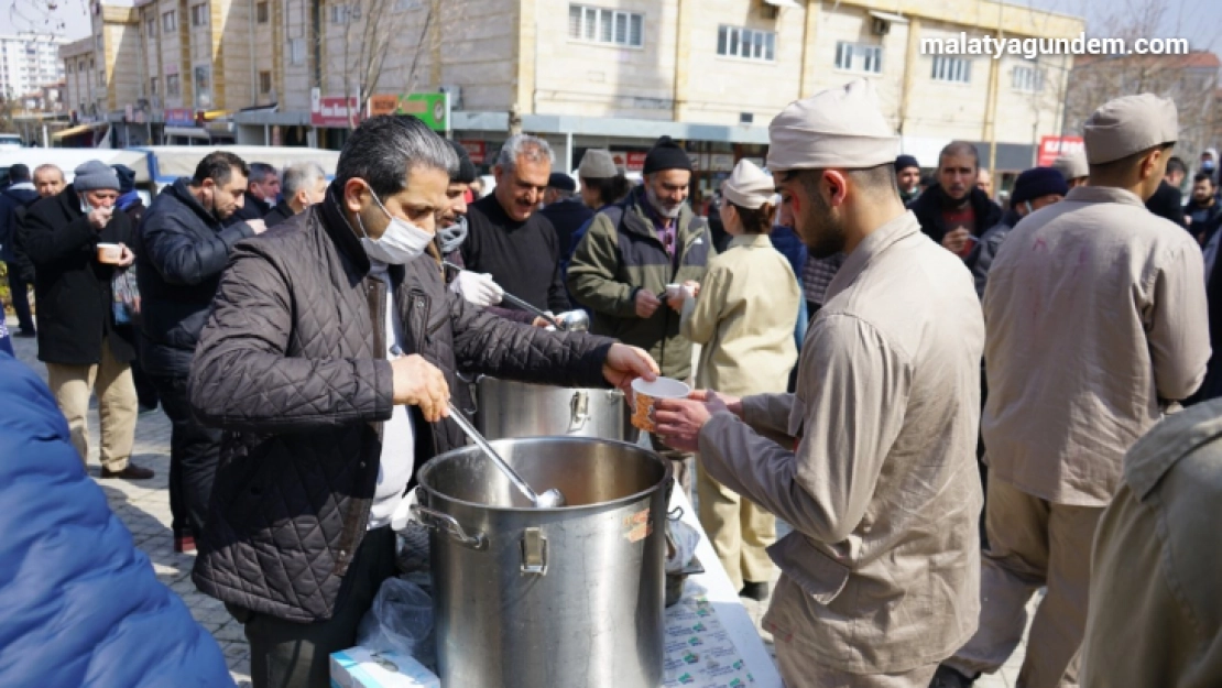 Yeşilyurt'ta hoşaf ve arpa ekmek dağıtıldı