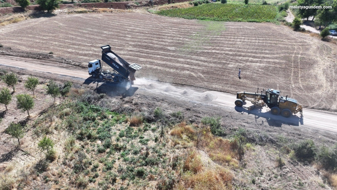 Yeşilyurt'ta kırsal yollar sathi asfaltla buluşuyor