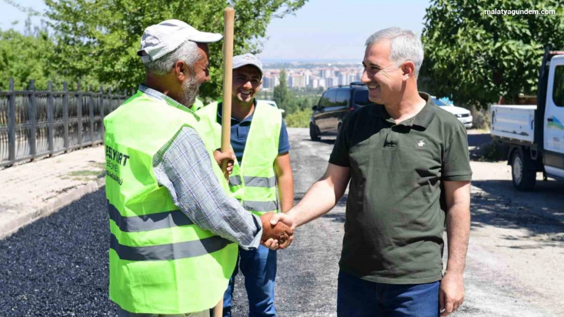 Yeşilyurt'ta yol çalışmaları hız kesmeden devam ediyor