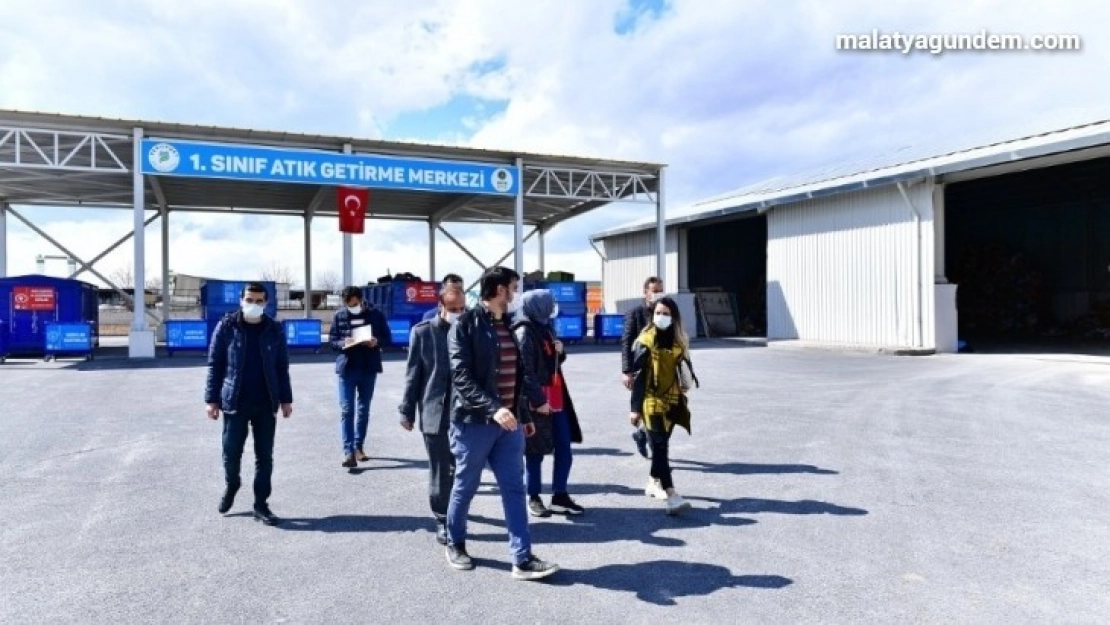 Yeşilyurt'taki atık toplama ve ayırma tesisi örnek oluyor