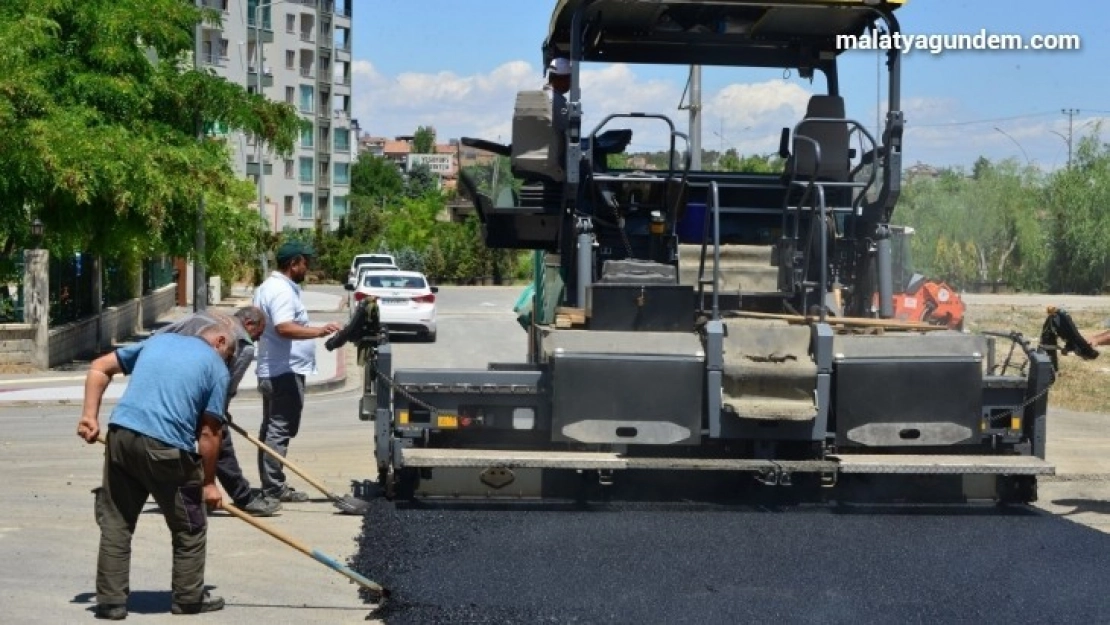 Yeşilyurt'un yolları sıcak asfalt ile güzelleşiyor