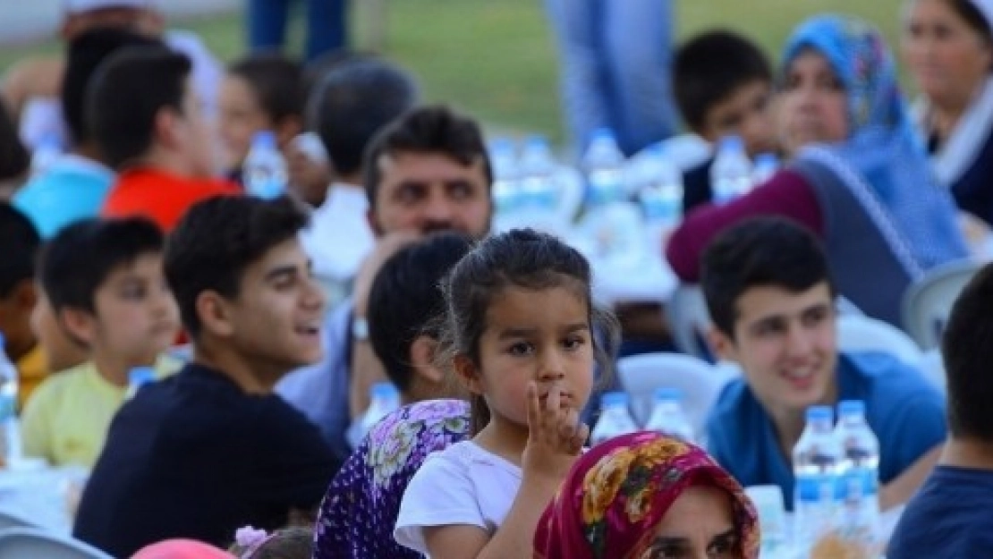 Yeşilyurt Belediyesinin Meydan İftarları Sürüyor