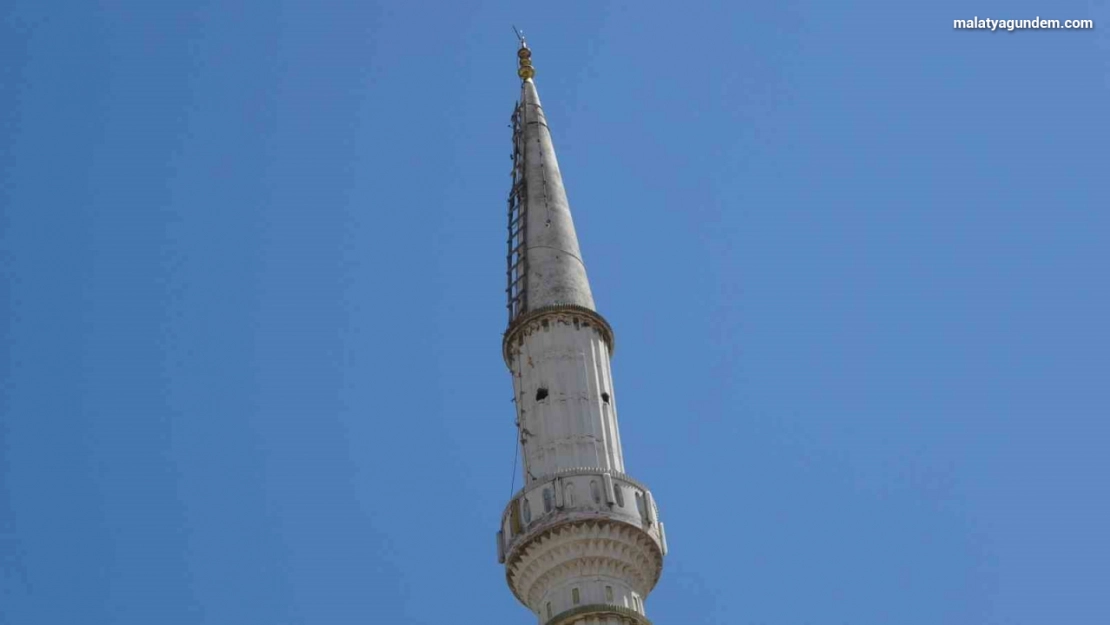 Yıkılan caminin minaresindeki hilali almak için her gece minareye tırmanıyor