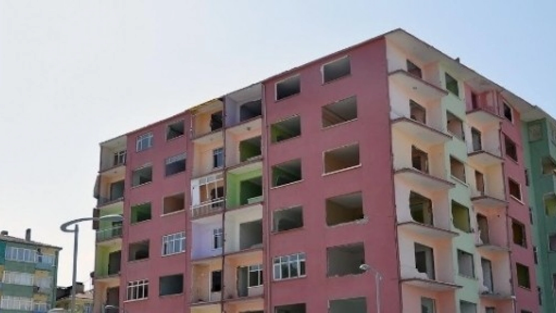 Yıkılan İki Apartman Yenileniyor