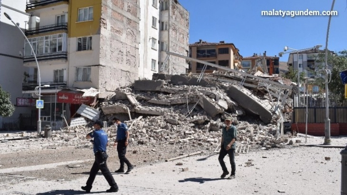 Yıkımı yapılan 6 katlı bina çöktü yan bina hasar gördü