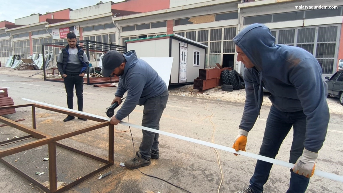 Yılların demirci ustası Konteyner üretiyor