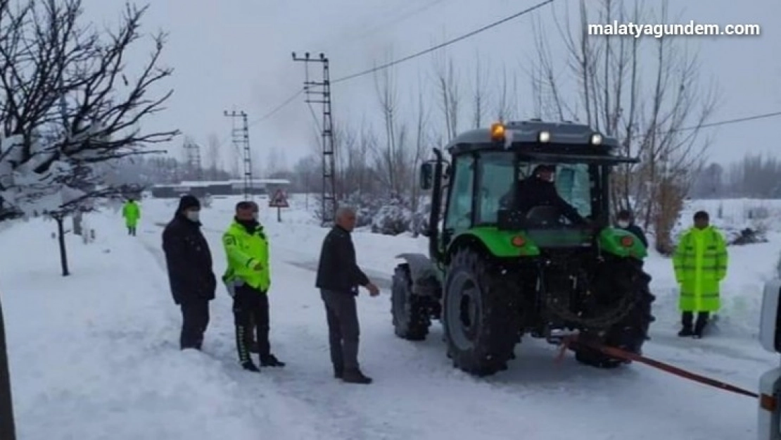 Yolda kalan araçlar karayolunu ulaşıma kapattı