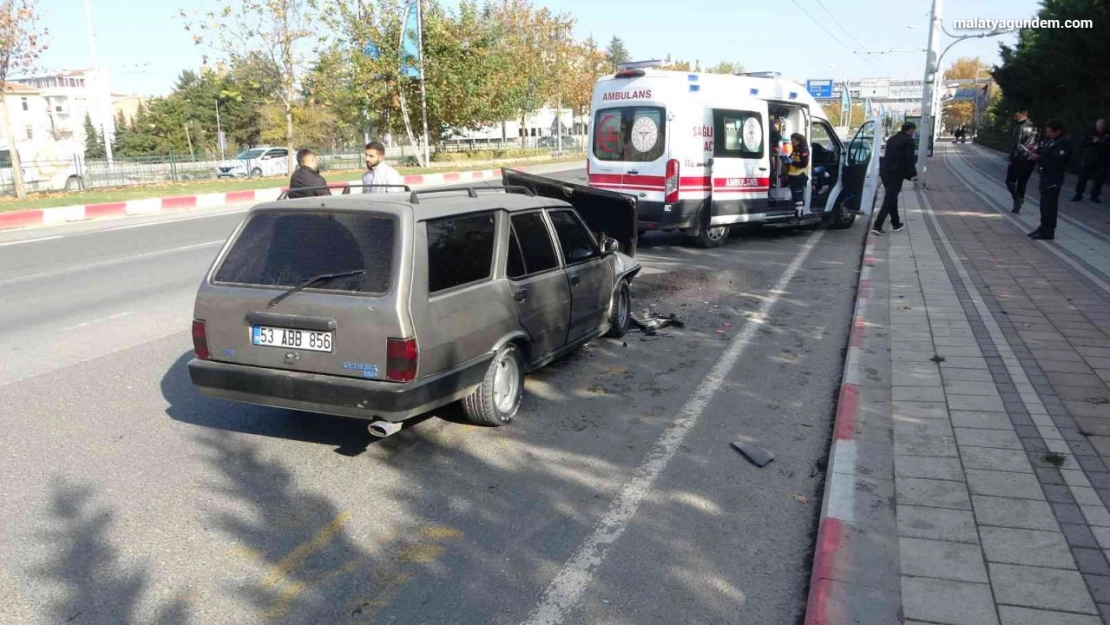 Yolcu indiren otomobile başka bir otomobil çarptı: 4 yaralı