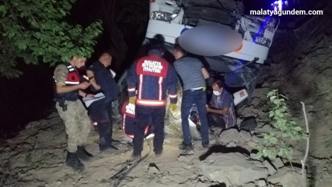 Yolcu otobüsü devrildi, göçmenler kaza yerinden kaçtı