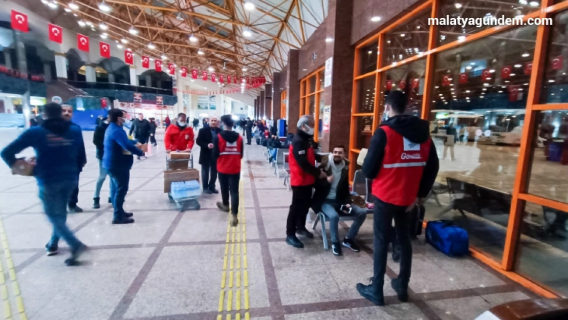 Yollarda kalanlar barınaklarda konaklıyor