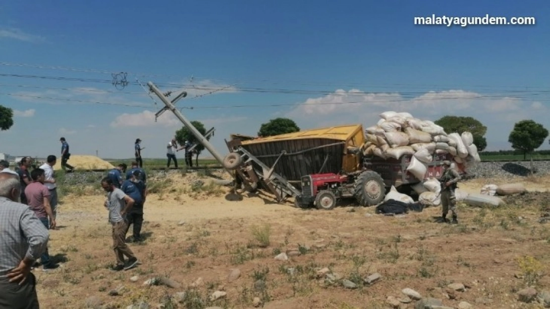 Yük treni traktöre çarptı: 1 ölü, 2 yaralı