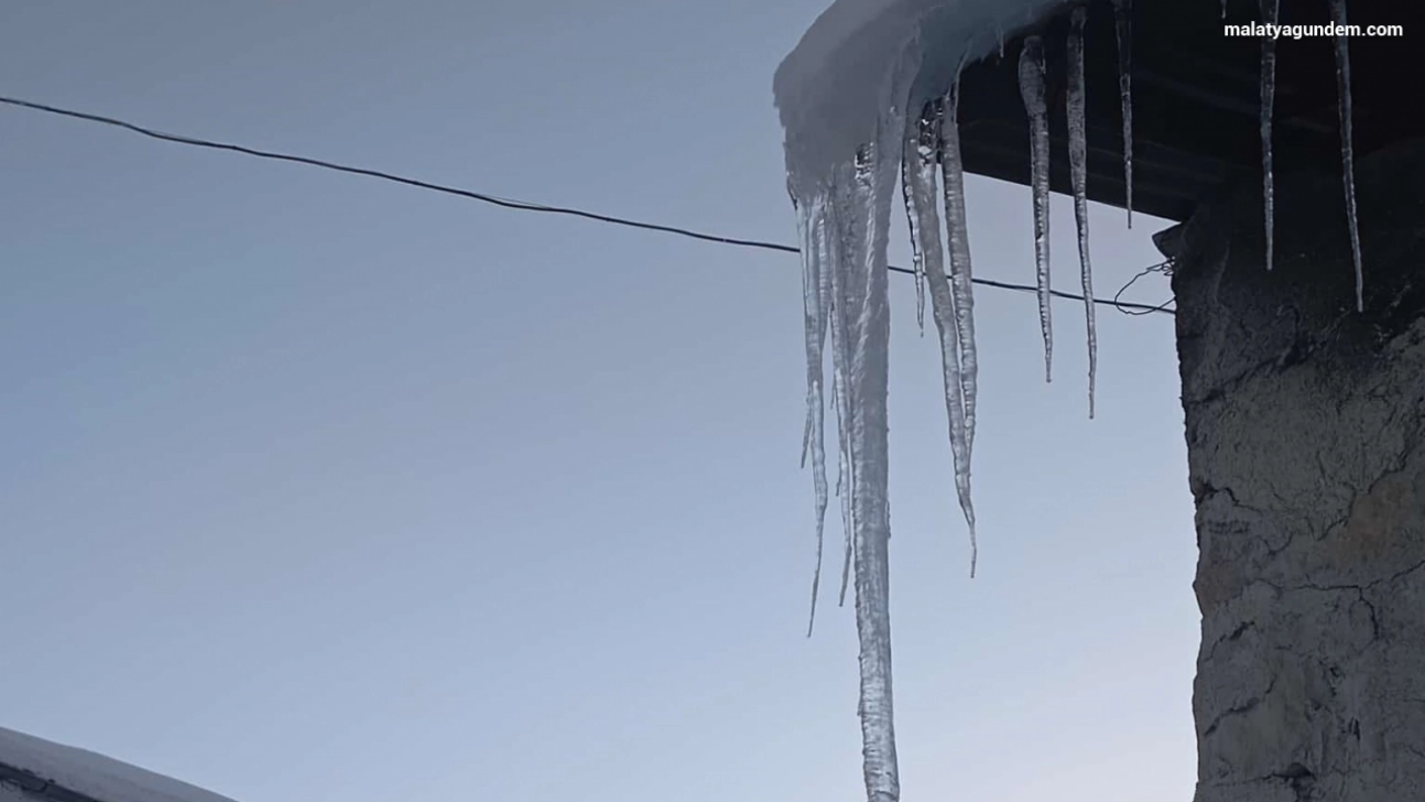 Malatya'da buz sarkıtları metreyle ölçüldü