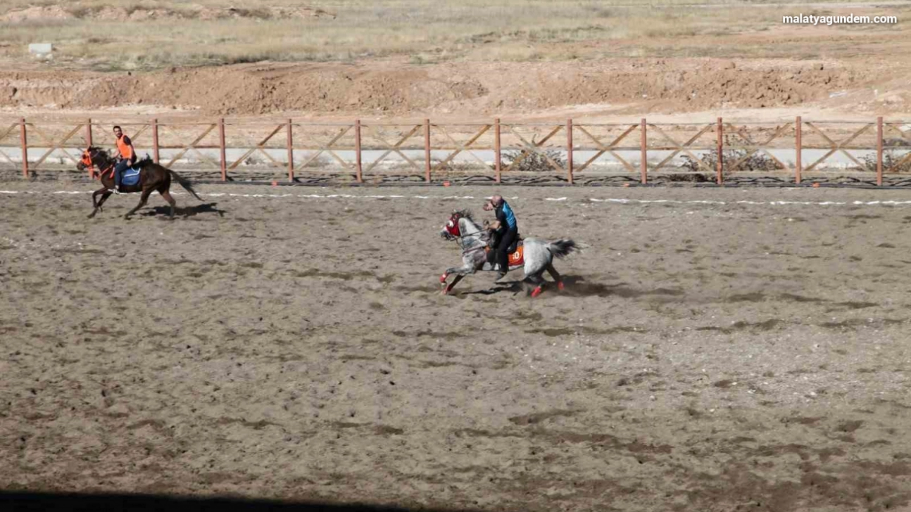 Yazıhan da ata sporu atlı cirit yaşatılıyor
