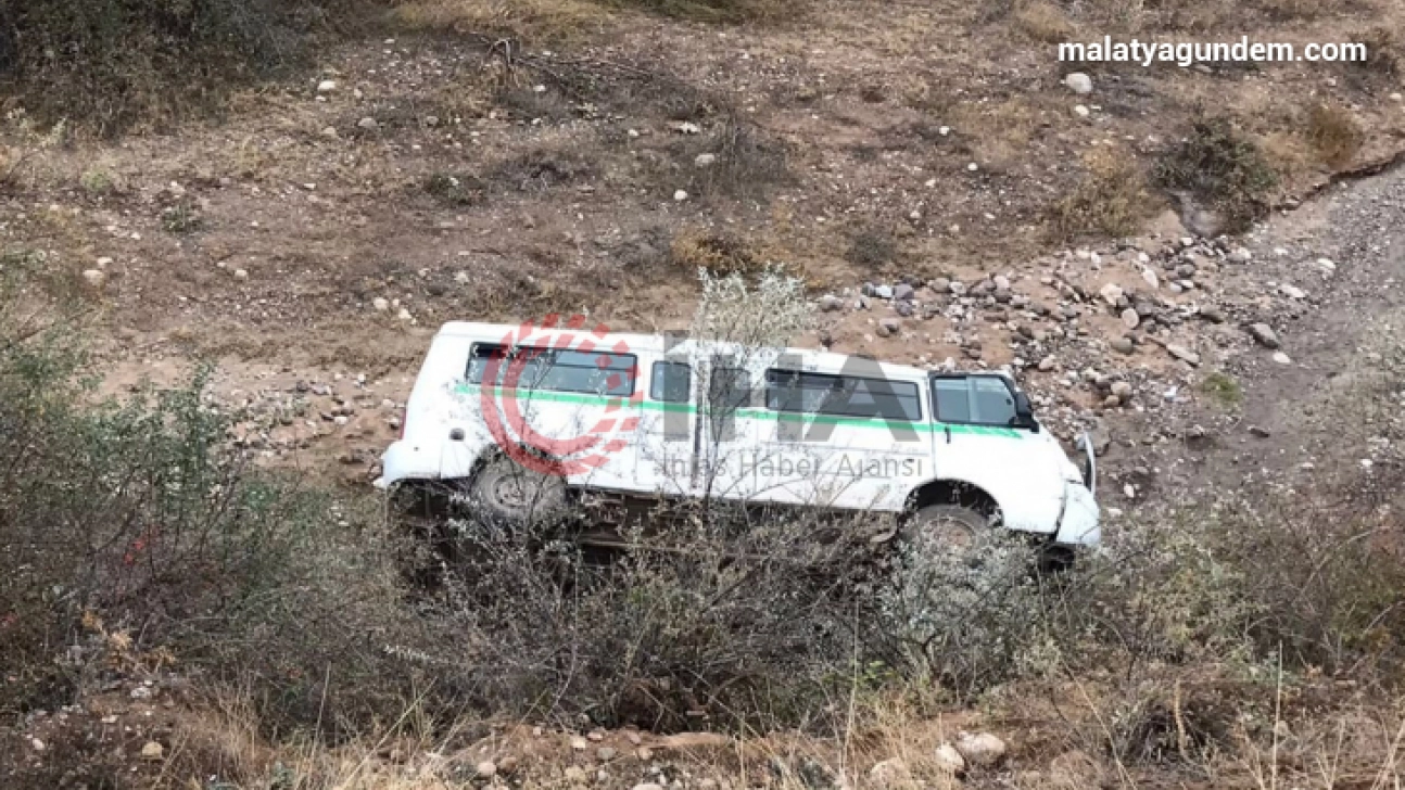 Öğrenci servisi dere yatağına devrildi: 15'i çocuk 16 yaralı