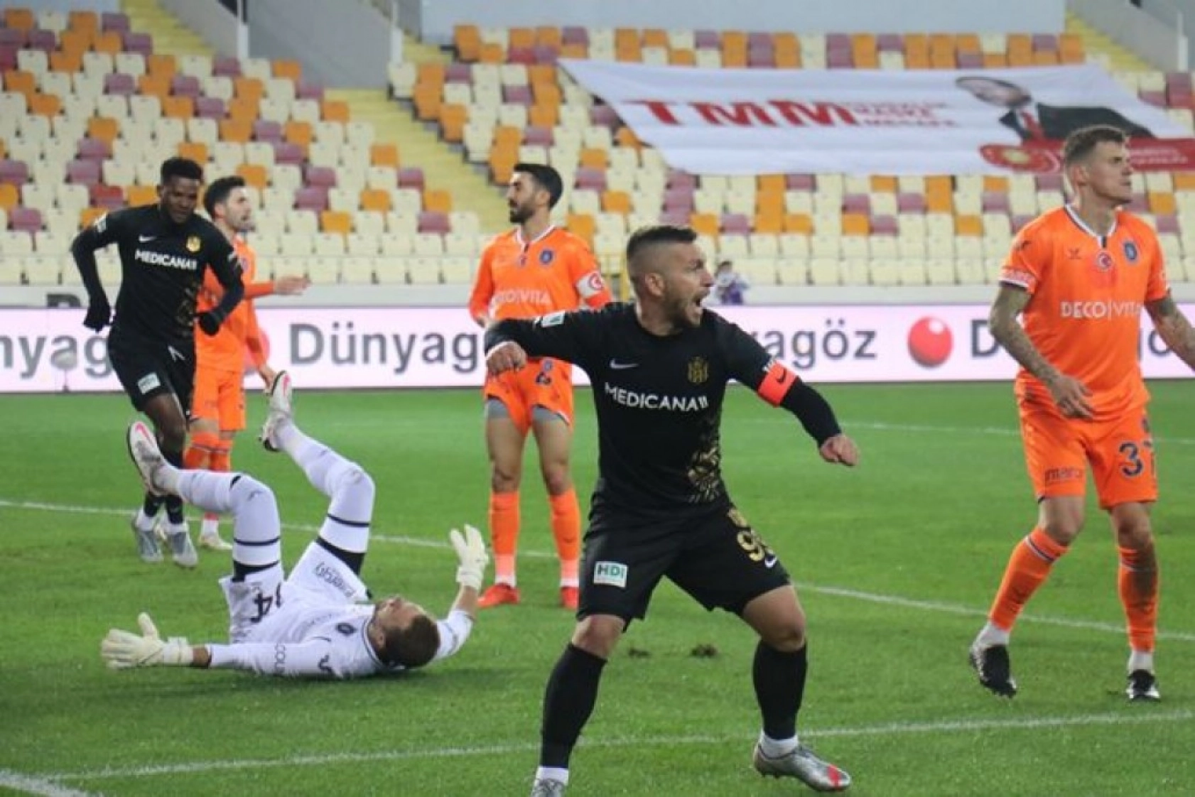 Yeni Malatyaspor-Başakşehir Karşılaşmasından Kareler