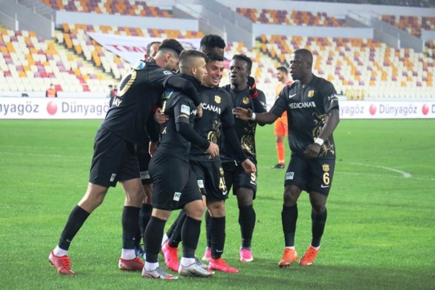 Yeni Malatyaspor-Başakşehir Karşılaşmasından Kareler