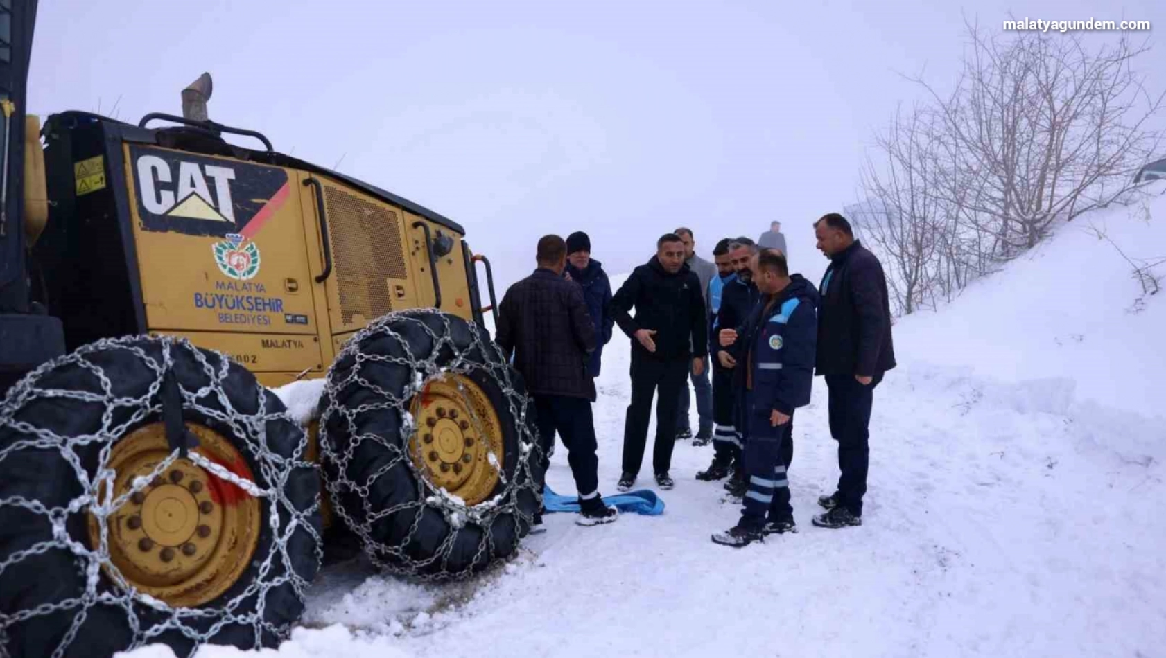 Akçadağ'da kar nedeniyle yoldan çıkan iş makinesi kurtarıldı