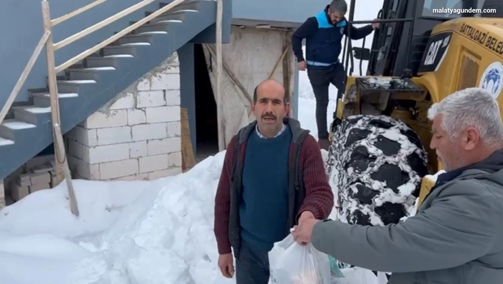 Battalgazi Belediyesi ekipleri 21 kilometre yolu açarak hastaya ilaçlarını yetiştirdi