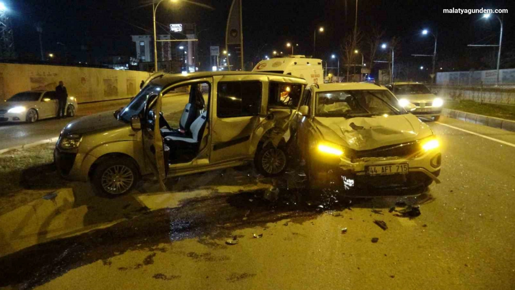 İki araç kullanılamaz hale geldi, sürücülerin burunları bile kanamadı