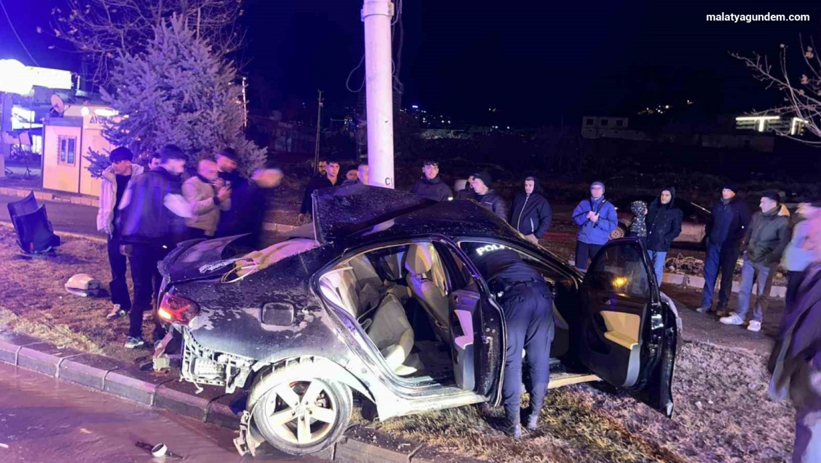 Kontrolden çıkan araç, trambüs direğine çarptı: 1 ağır yaralı