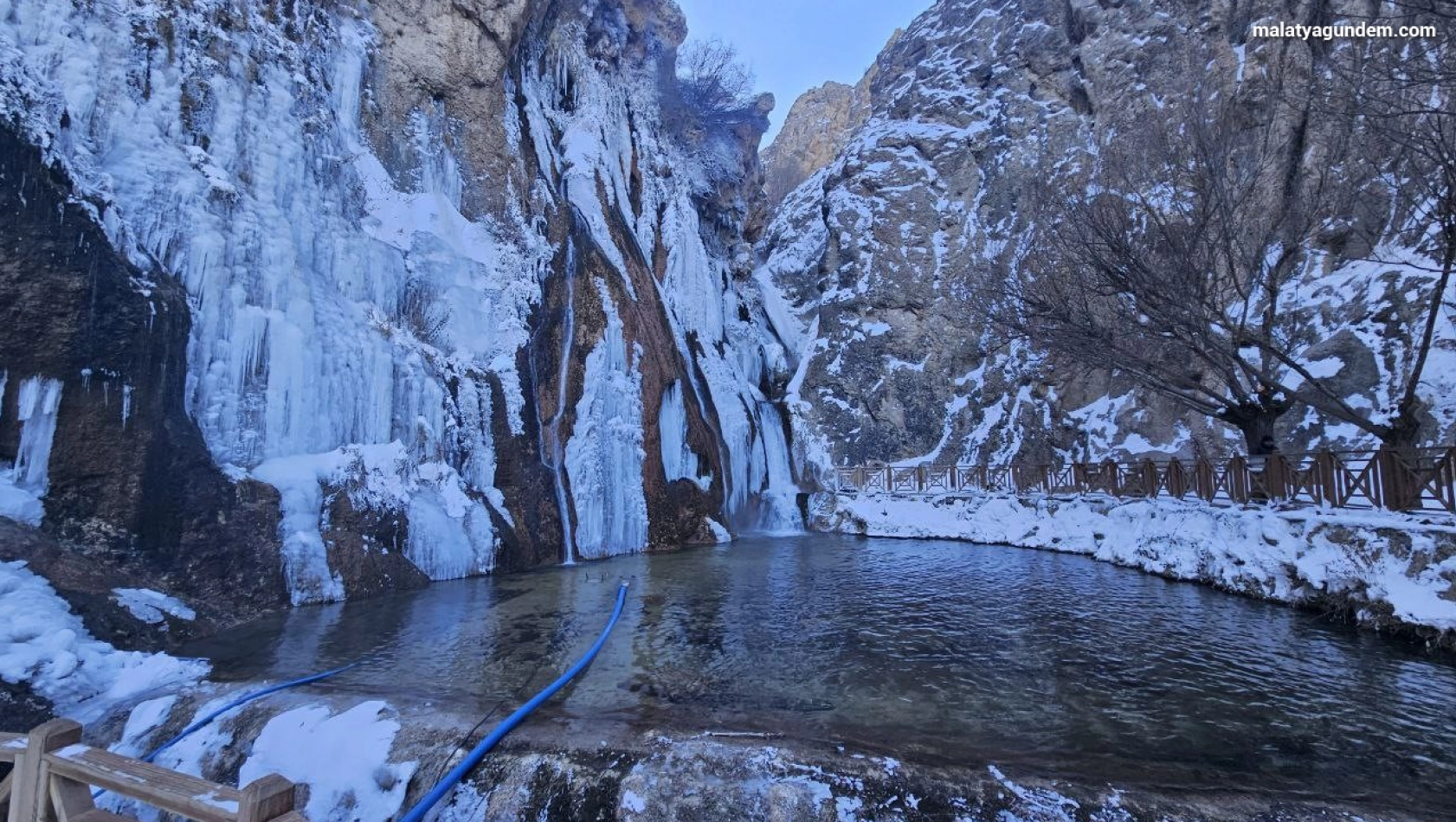 Gürpınar Şelalesi buz tuttu