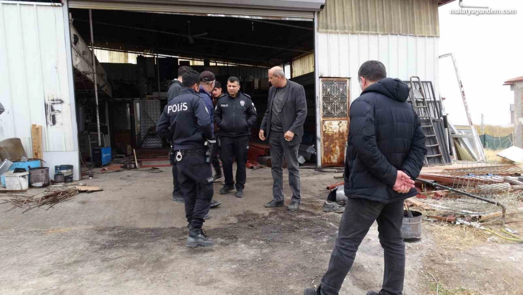 Isınmak için ateşe tiner döken 2 öğrenci yaralandı